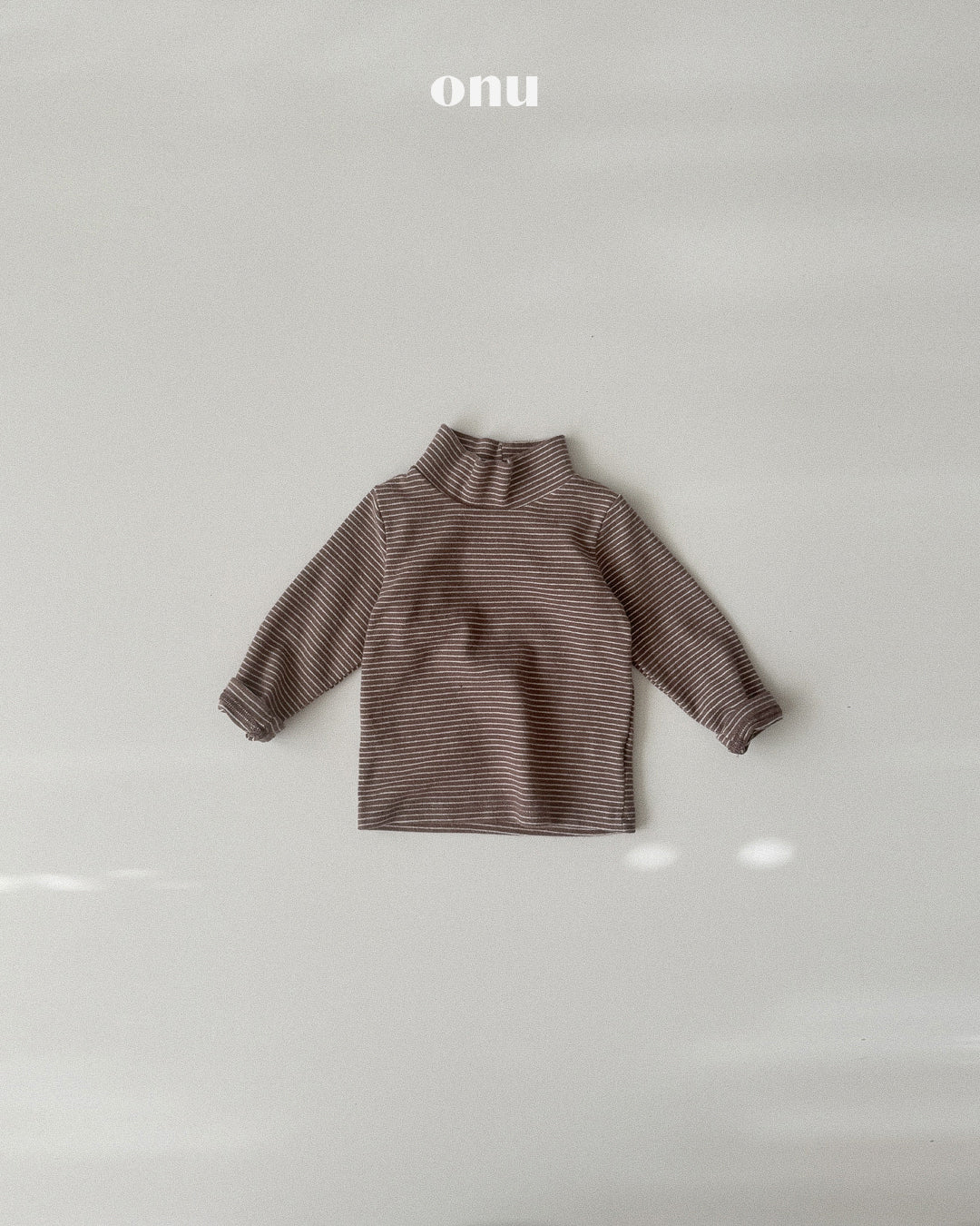 ONU｜マランストライプハイネックTシャツ【取り寄せ】